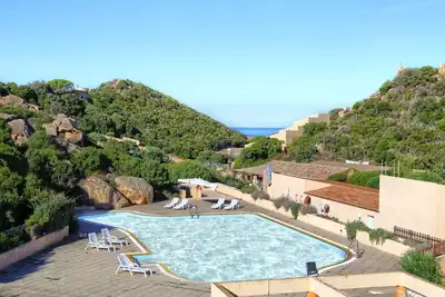 Image de Appartement neuf avec piscine à 590m de la mer!