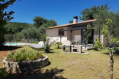 Image de charmante maison de campagne entièrement rénovée, grand jardin, endroit isolé