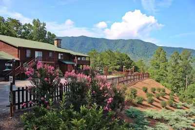 Image de Retraites et réunions de famille adorent Elk Lodge - 10 chambres, une vue imprenable sur Smoky Mt