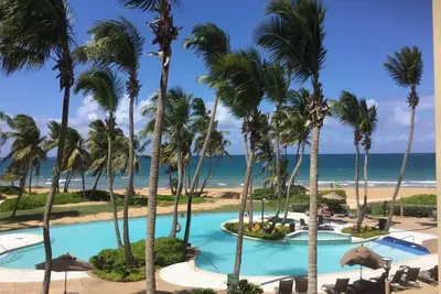 Image de Vue spectaculaire sur la plage au deuxième étage dans une villa privée pour 10