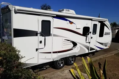 Image de Allez Glamping avec style! Nous livrons / ramassons, entièrement équipé! Disque militaire / aîné.