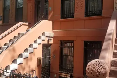 Image de Belle Harlem Brownstown Garden Apatment