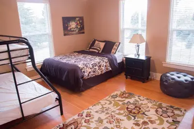 Image de Lodge: 15 chambres, 70 personnes, piscine, bain à remous, ski, 5 acres d'espace de parc!