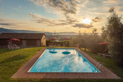 Image de Fermes près de Lucques. Grand appartement entre vignes et oliviers avec piscine