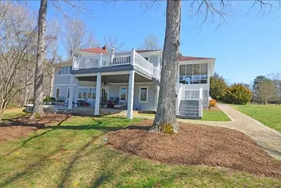 Image de Belle maison de style contemporain sur un terrain plat avec Sandy Beach! <br>Animaux acceptés, 8 personnes! <br>Oui! Vous Pouvez voir le quai de presque tous les domaines de la maison!