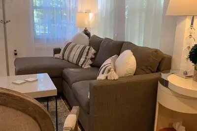 Image de Cosy, récemment rénové, West Shores, à quelques pas de la plage Nasons