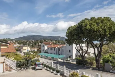 N196 - Numana, delightful two-room apartment with garden and sea view