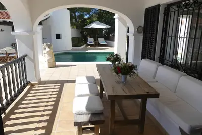 Image de Villa Roxy, à Ibiza, avec piscine, 4 chambres, peut accueillir 8 personnes.