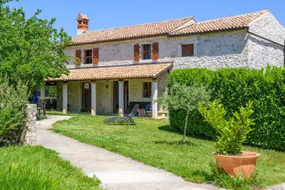 Maison en pierre d'Istrie avec cheminée et jardin, à 2 km de la mer