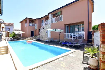 Appartement Noa1 à Poreč-Tar avec piscine, balcon, salle de jeux, Wi-Fi, barbecue