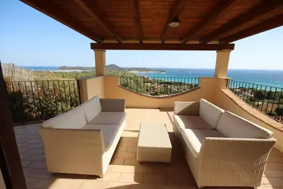 Image de Élégante maison individuelle avec vue fantastique sur la mer, à 7 minutes à pied de la plage de sable
