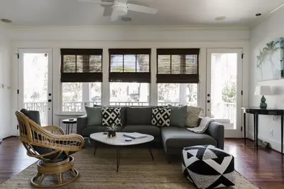 Image de Nouvellement rénové: Le Lord Ashley - 8 personnes!