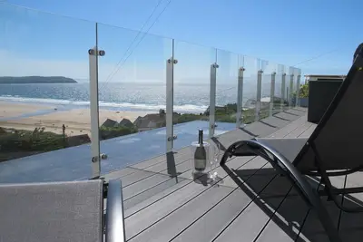 Image de Une vue imprenable depuis le grand balcon et bel appartement moderne et contemporain