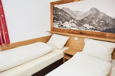 Image de Petit mais agréable avec balcon, parking souterrain, WiFi, ticket de train de montagne d'été