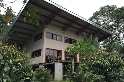 Image de Spaceous Bamboo & Cob Natural House - Retraite de ferme biologique de 100 acres