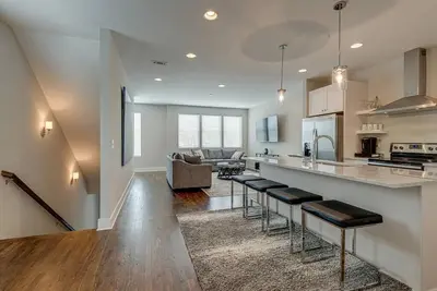 Image de Maison de ville élégante avec toit | Marcher jusqu'à Belmont et 12South