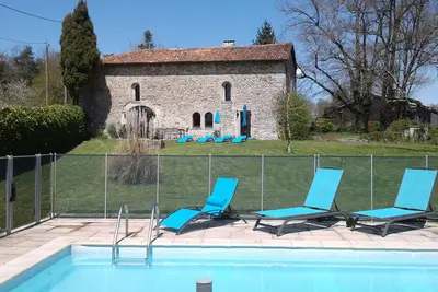 Image de Piscine privée et jardin isolé. Conviviale et familiale.