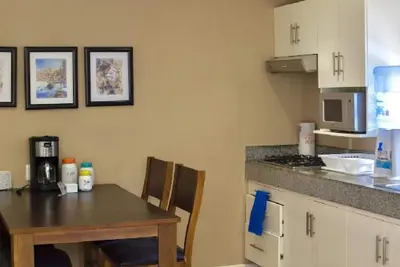 Image de Cozy Loft with pool, one block from the beach!