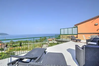 Image de Naomi Suite: Un appartement moderne et charmant qui fait partie d'une villa face au soleil et à la mer.
