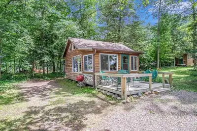 Image de Cozy Lakeside Northwoods Retreat dans un cadre calme