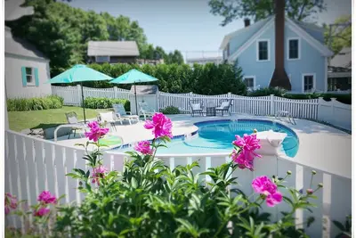 Image de Maison victorienne moderne avec belle piscine au coeur d'Ogunquit