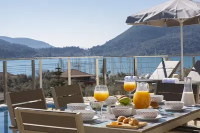 Image de -10%: Villa de luxe neuve en cristal avec une vue magnifique sur la baie de Vlicho!
