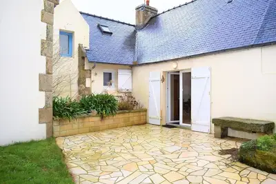 Maison bretonne avec une jolie cour fermée et fleurie avec Wifi à Trebeurden