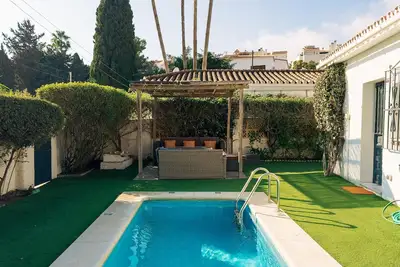 Charmante maison avec piscine privée, jardin, zones d'ombre et barbecue