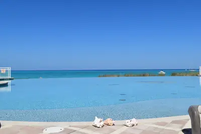 Image de Superbe maison de ville 3 Br Oceanfront Town à Bimini Sands w / Wifi gratuit