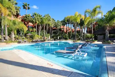 Image de Appartement de jardin exclusif, situé dans un quartier 5 * avec piscine exceptionnelle!