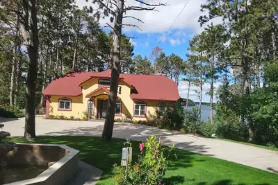 Image de Belle maison au bord du lac.