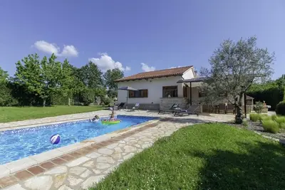 Image de Maison de vacances Bella Collina * endroit calme, 2000 m2 de jardin, piscine privée