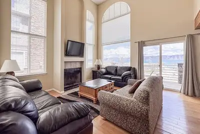 Image de 952 # 1, 3 lits dans Harbour Village, en face de la Marianne de Bear Lake.