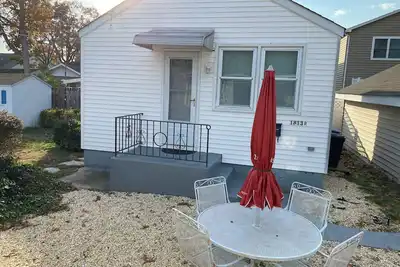 Image de Beach Cottage 4 Pâtés de Maisons de la Plage 3 Blocs à L'est de la rue Principale Bars / Restaurants