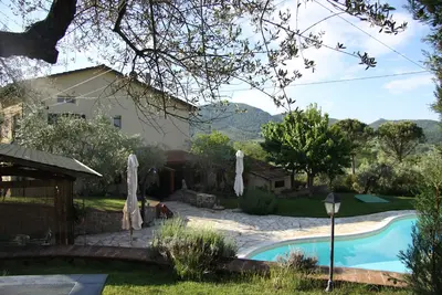 Image de spacieuse villa avec piscine privée et jardins d'oliviers, près du lac Trasimène