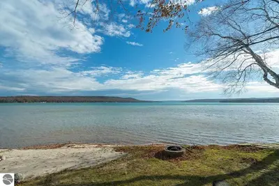 Image de Little Glen Lakefront Vacation Home, Plage de sable