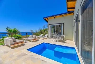 Image de Tout neuf! Villa Topaz Guest Villa au-dessus de West Bay avec une vue à 180 degrés!
