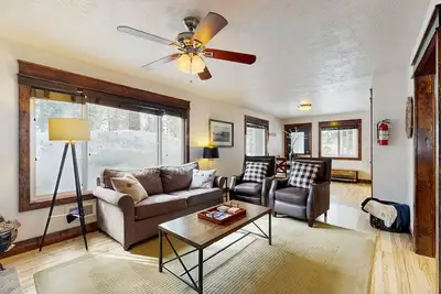 Image de Cabine adaptée aux chiens avec foyer, cour fermée, poêle à bois et vélos!