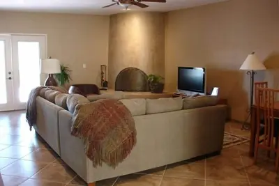 Image de Maison de ville rénovée Foothills avec vue sur la ville et la montagne