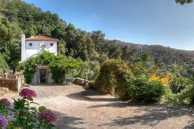 Image de A 3 Storey Country House Niché dans 10 hectares de bois