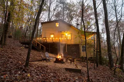 Image de Cabane dans les bois près du parc d'état d'Unicoi et de Helen, Géorgie.