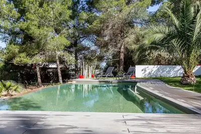 Image de Villa Roja, à Ibiza, avec piscine, 5 chambres, peut accueillir 10 personnes.