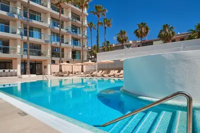 Appartement entièrement rénové dans le centre de Cala Millor à 100 m de la plage