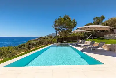 Image de Villa au 1er Ligne de mer avec piscine à débordement. Adultes seulement