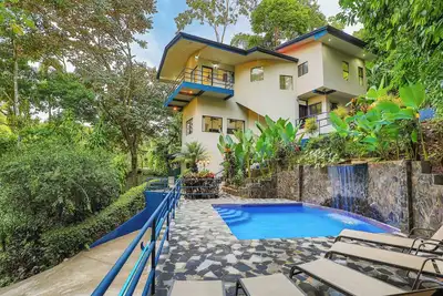 Image de 3 chambres / récemment rénové / à distance de marche des restaurants de Manuel Antonio