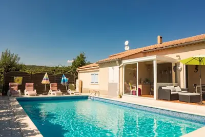 Image de Maison calme classée 3* avec piscine privée dans village agréable du minervois