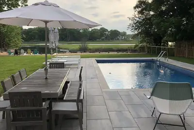 Image de Spacieuse maison avec piscine chauffée et vue sur l'eau