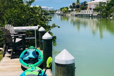 Image de Front de mer 4Bed / 3Bath Accueil près de la plage de Sombrero w / Pool + Dock Bateau + Articles pour bébés