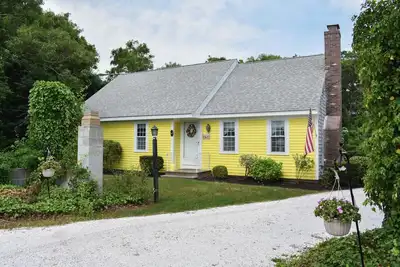 Image de Charmante maison bien aménagée avec plancher de bois franc et ventilateurs de plafond partout