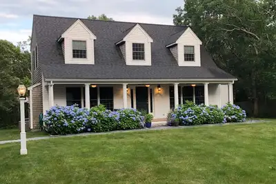 Image de 2 miles de la ville, 2 miles de la plage - Edgartown / Katama home